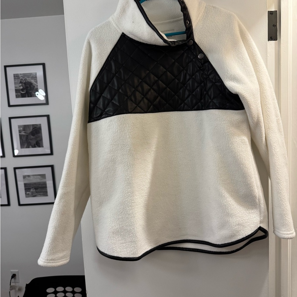 SOLD- Women's Black and White Sweatshirt